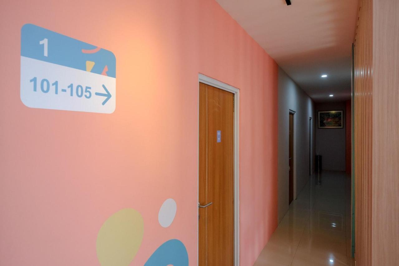 Sans Hotel Tiga Putri Semarang By Reddoorz 外观 照片