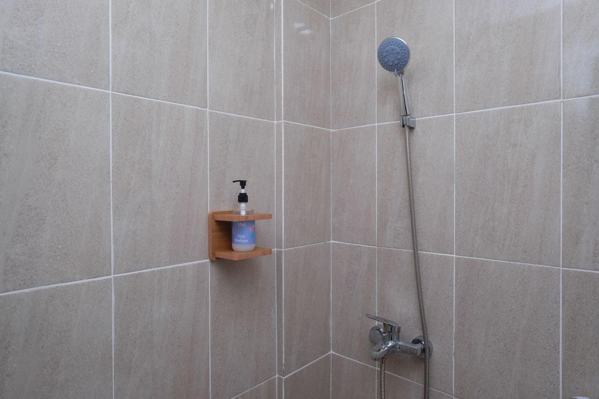 Sans Hotel Tiga Putri Semarang By Reddoorz 客房 照片